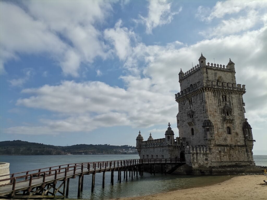 Torre de Belém em Lisboa junto ao rio — marco histórico dos Descobrimentos em experiências privadas com identidade