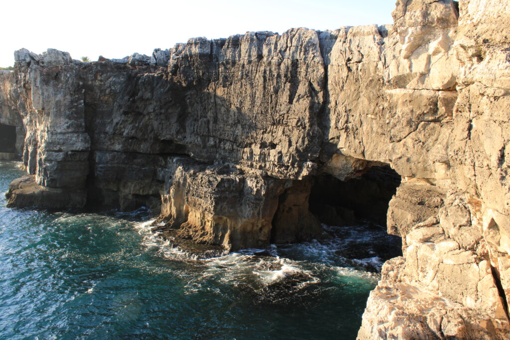 Boca do inferno em Cascais com falésias e mar cristalino — escapadinha elegante em tour privado à beira-mar
