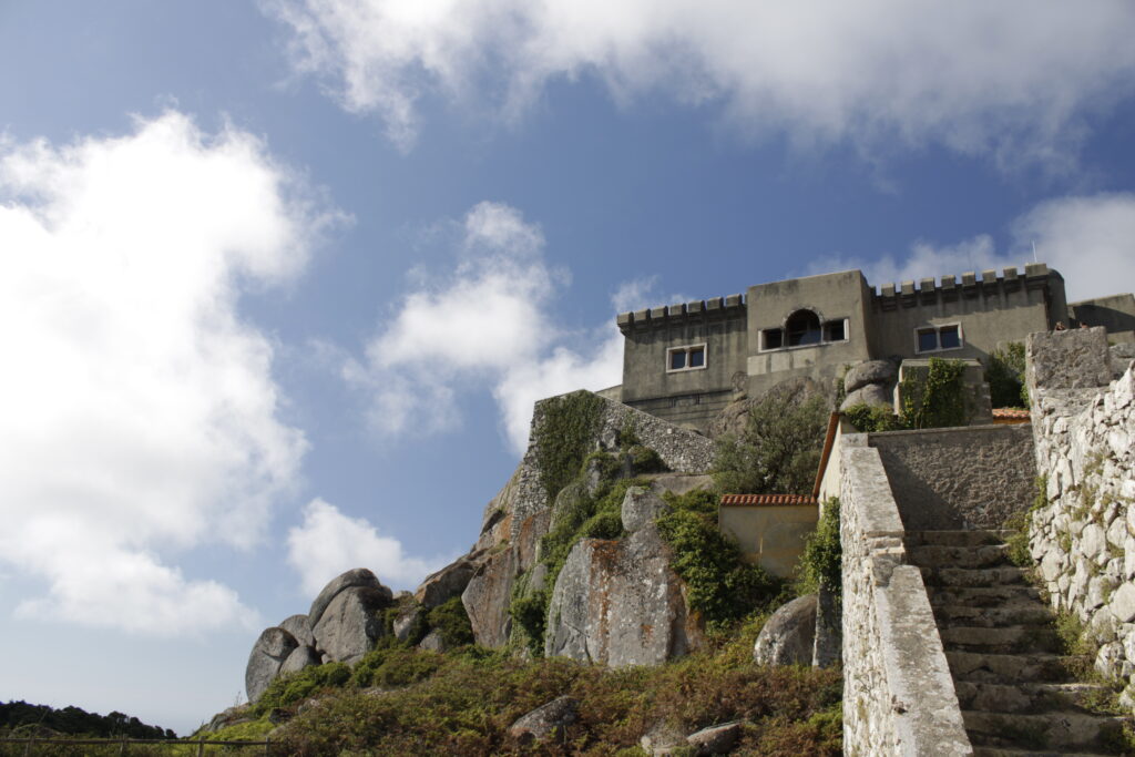 Escadaria em pedra conduzindo à Capela de Nossa Senhora da Peninha — cenário místico sobre a Serra de Sintra