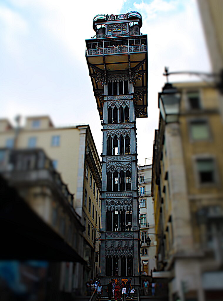 Elevador de Santa Justa com luz dourada ao entardecer — ícone da Lisboa histórica e autêntica em passeios privados