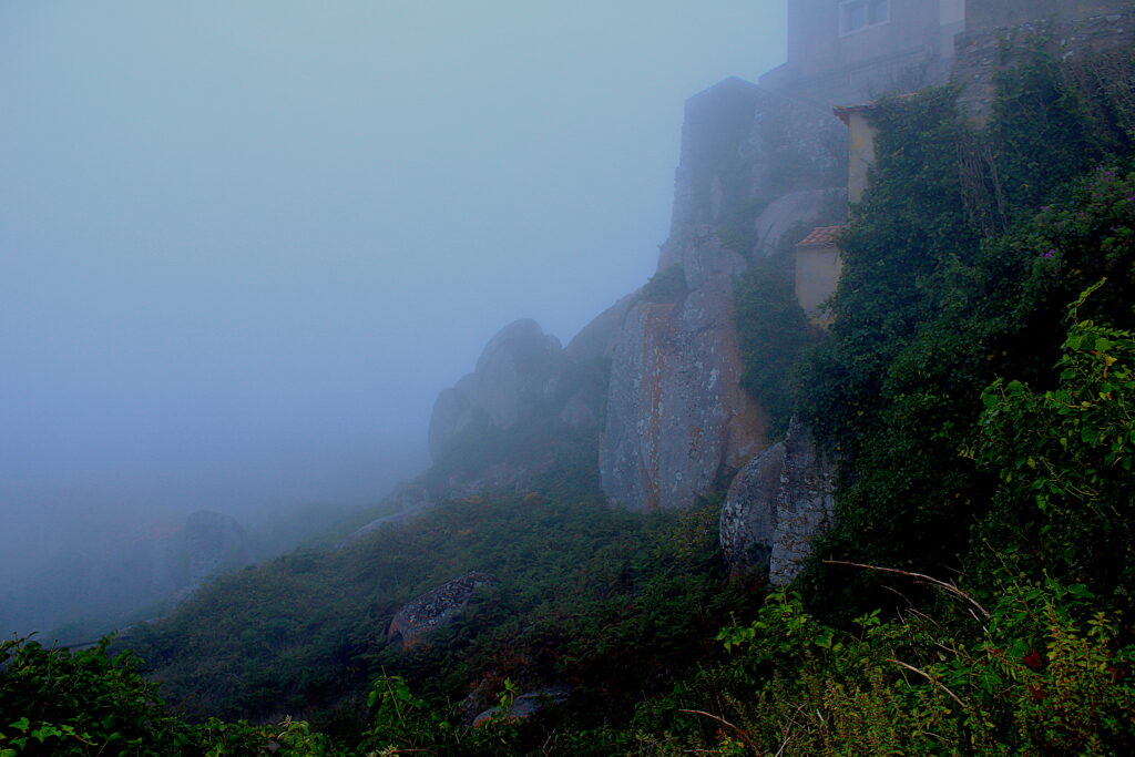 Capela da Peninha na Serra de Sintra rodeada por nevoeiro e vegetação
