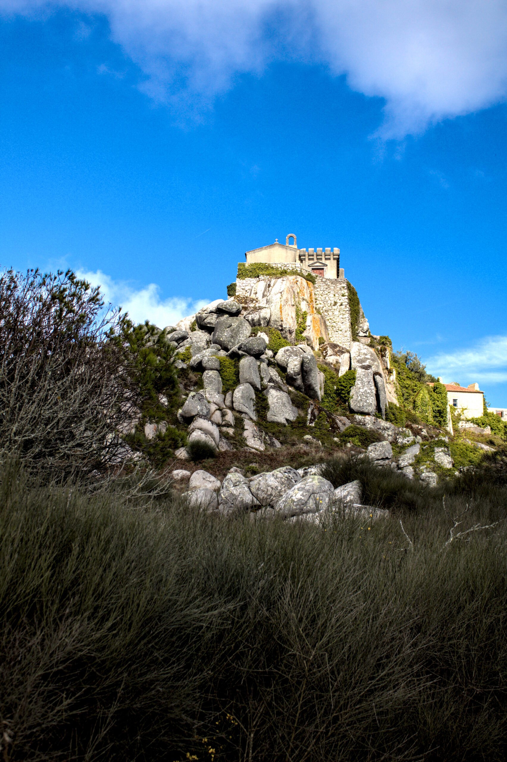 Capela de Nossa Senhora da Peninha sobre penhasco — monumento isolado com vista panorâmica sobre a costa atlântica