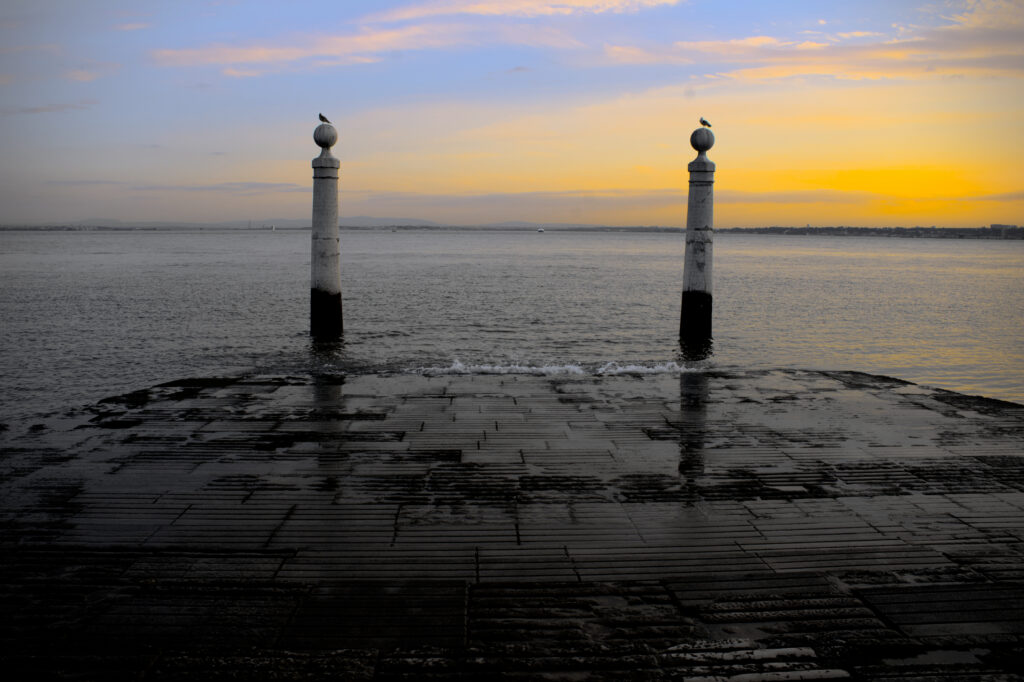 Cais das Colunas no Terreiro do Paço ao pôr do sol — instante sereno à beira-Tejo em plena Lisboa histórica
