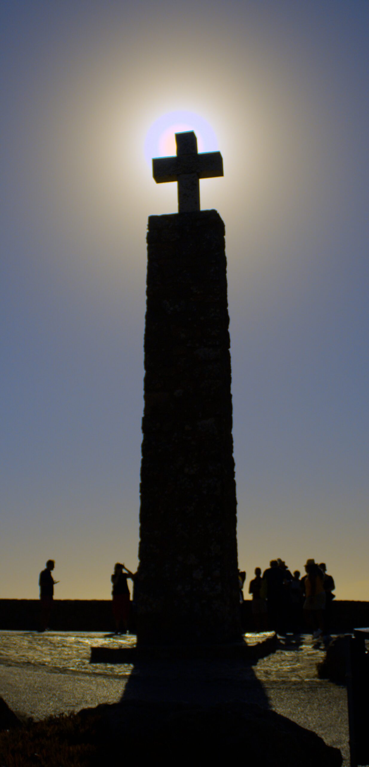 Cruz de pedra voltada para o Atlântico no Cabo da Roca — símbolo do fim da terra e do início da contemplação
