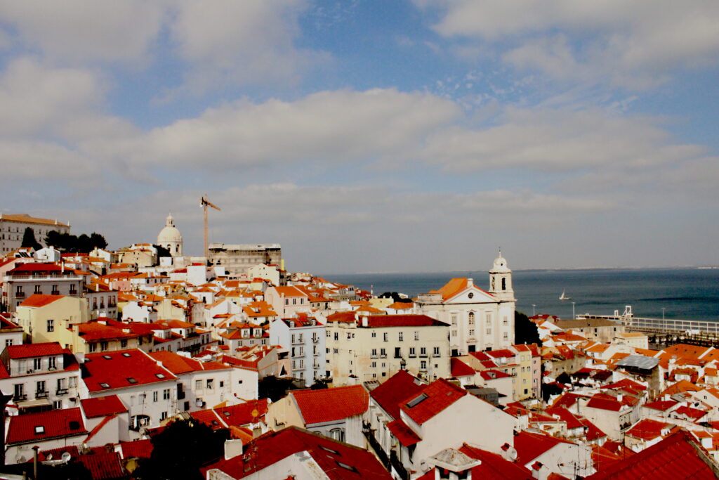 Vista panorâmica de Lisboa com Alfama e miradouros — ponto de partida para tours privados cheios de história