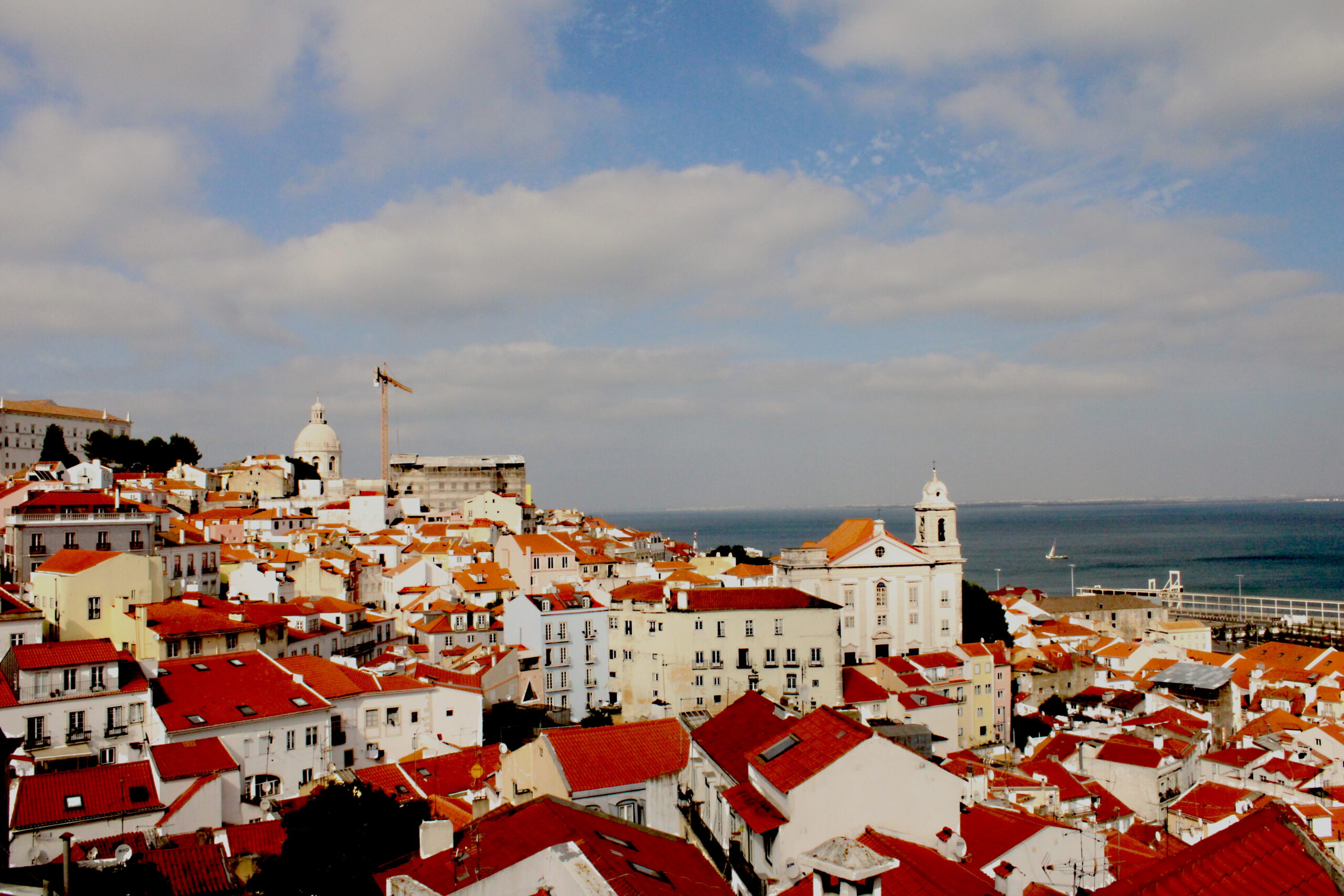 Vista panorâmica de Lisboa com Alfama e miradouros — ponto de partida para tours privados cheios de história