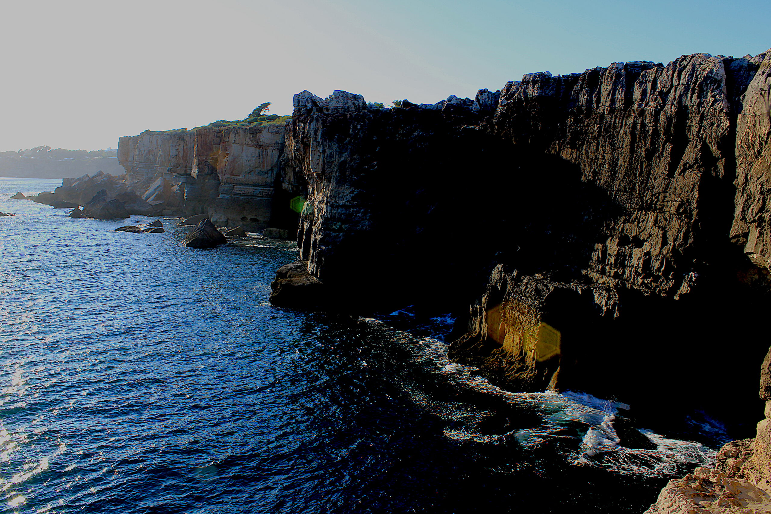 Escarpa rochosa do Cabo da Roca com o oceano Atlântico ao fundo — natureza indomável no ponto mais ocidental da Europa