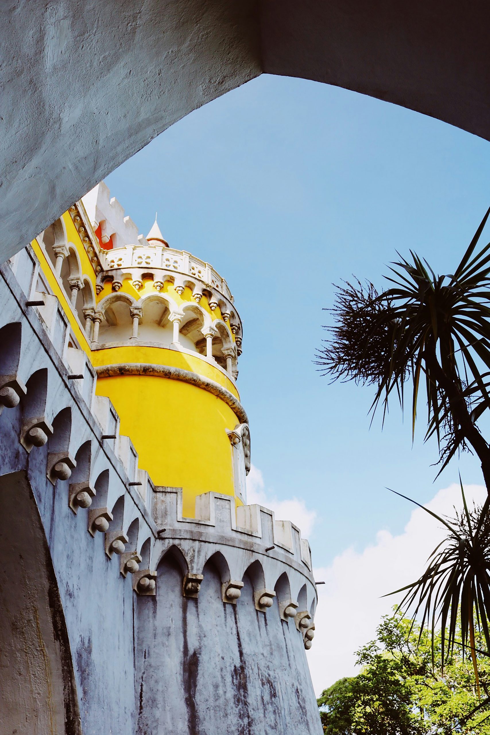 Vista icónica da torre do Palácio da Pena através de arco — detalhe arquitetónico em Sintra captado com charme